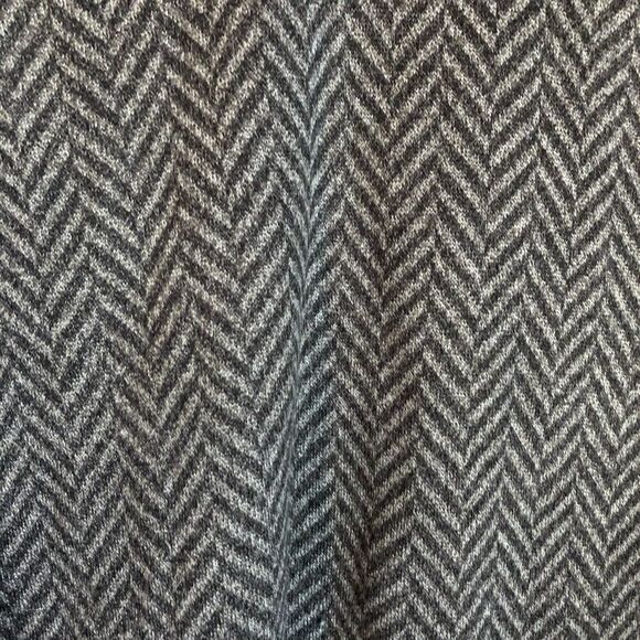 Geoffrey Beene grey v neck sweater. Size medium - Picture 5 of 9